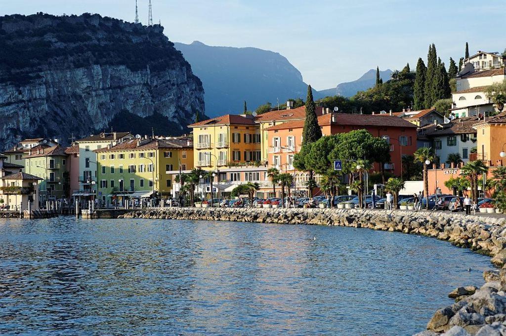 Albergo Al Caminetto Torbole Sul Garda Exteriör bild
